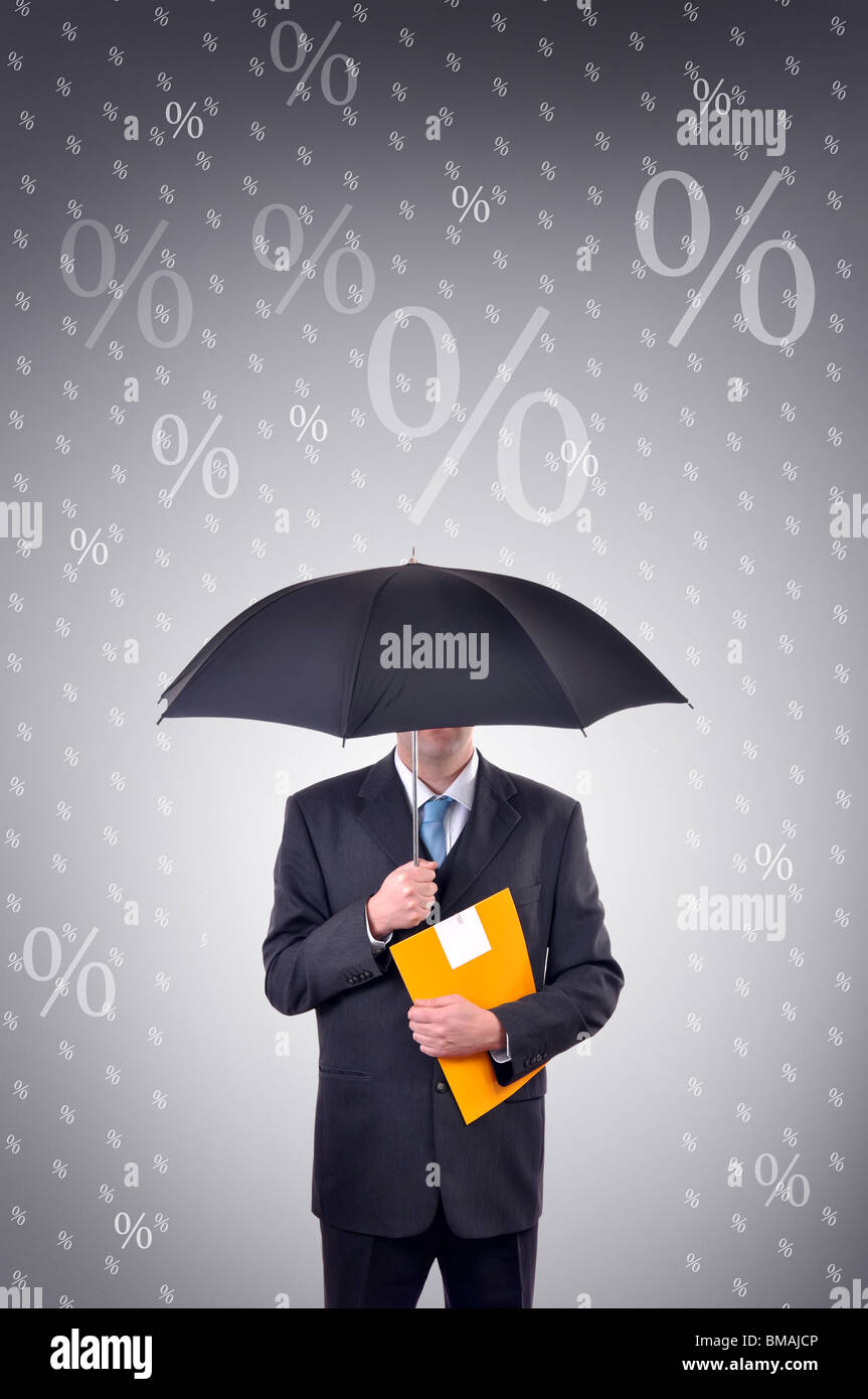Unternehmer hält einen Regenschirm, illustrierte Regen aus Prozentsatz Symbole Stockfoto