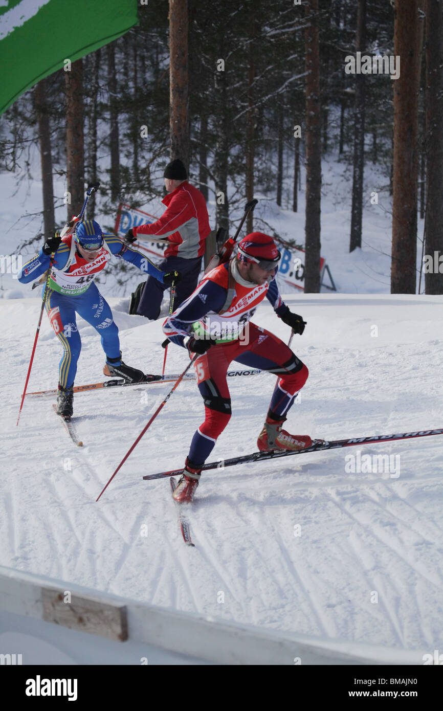 Lee-Steve Jackson 65 Großbritannien und Carl Johan Bergman 48 Schweden Männer 10km Sprint IBU World Cup Biathlon Finnland 2010 Stockfoto