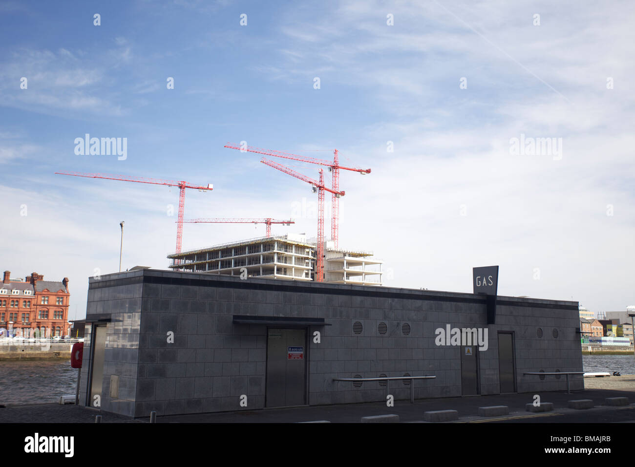 Elektrische Umspannanlage am Ufer von liffey mit Kränen in Büroblöcken an den nördlichen Kais von IFSC, Dublin, Irland Stockfoto