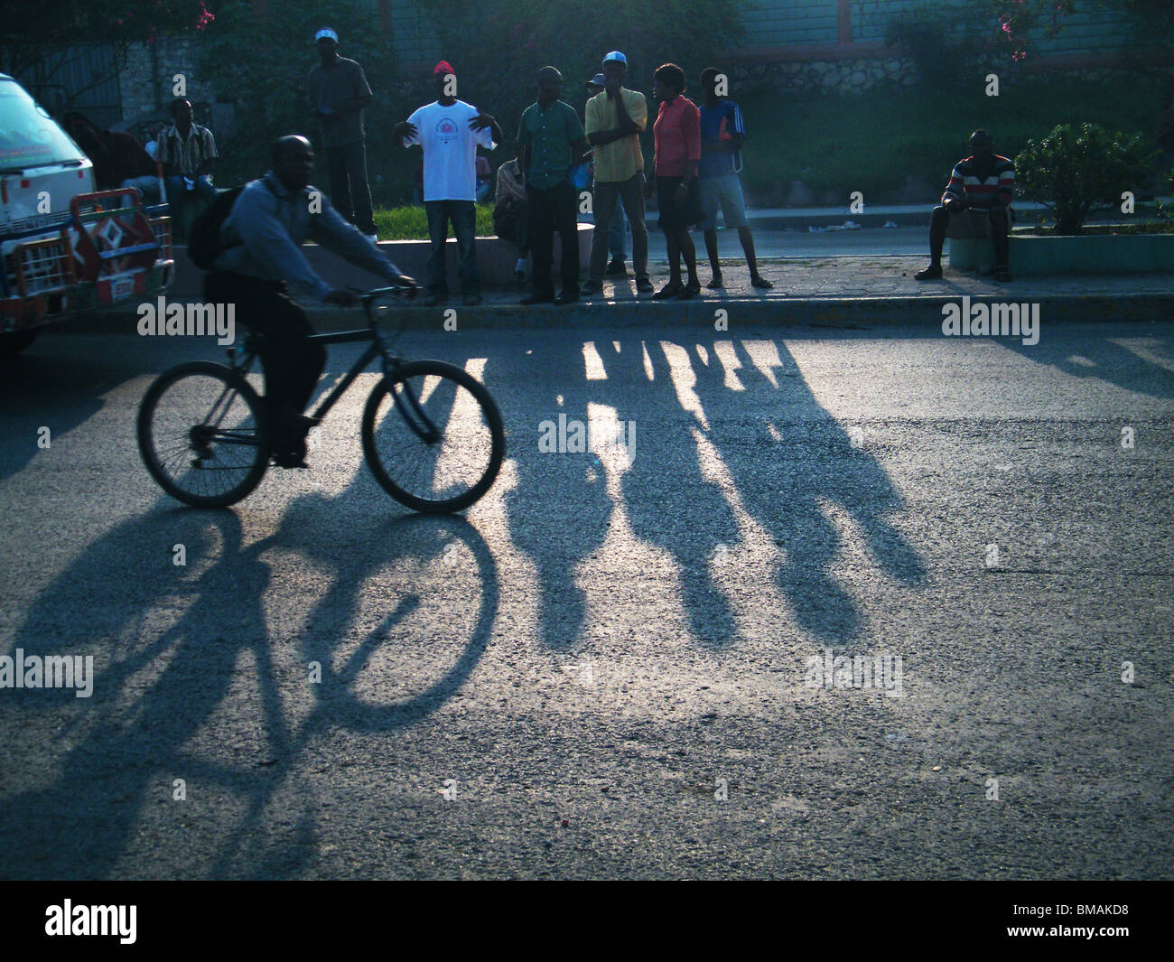 Schatten der Haitianer wartet auf Hilfe außerhalb eines Stoffes in Port au Prince nach dem Erdbeben in Haiti Stockfoto