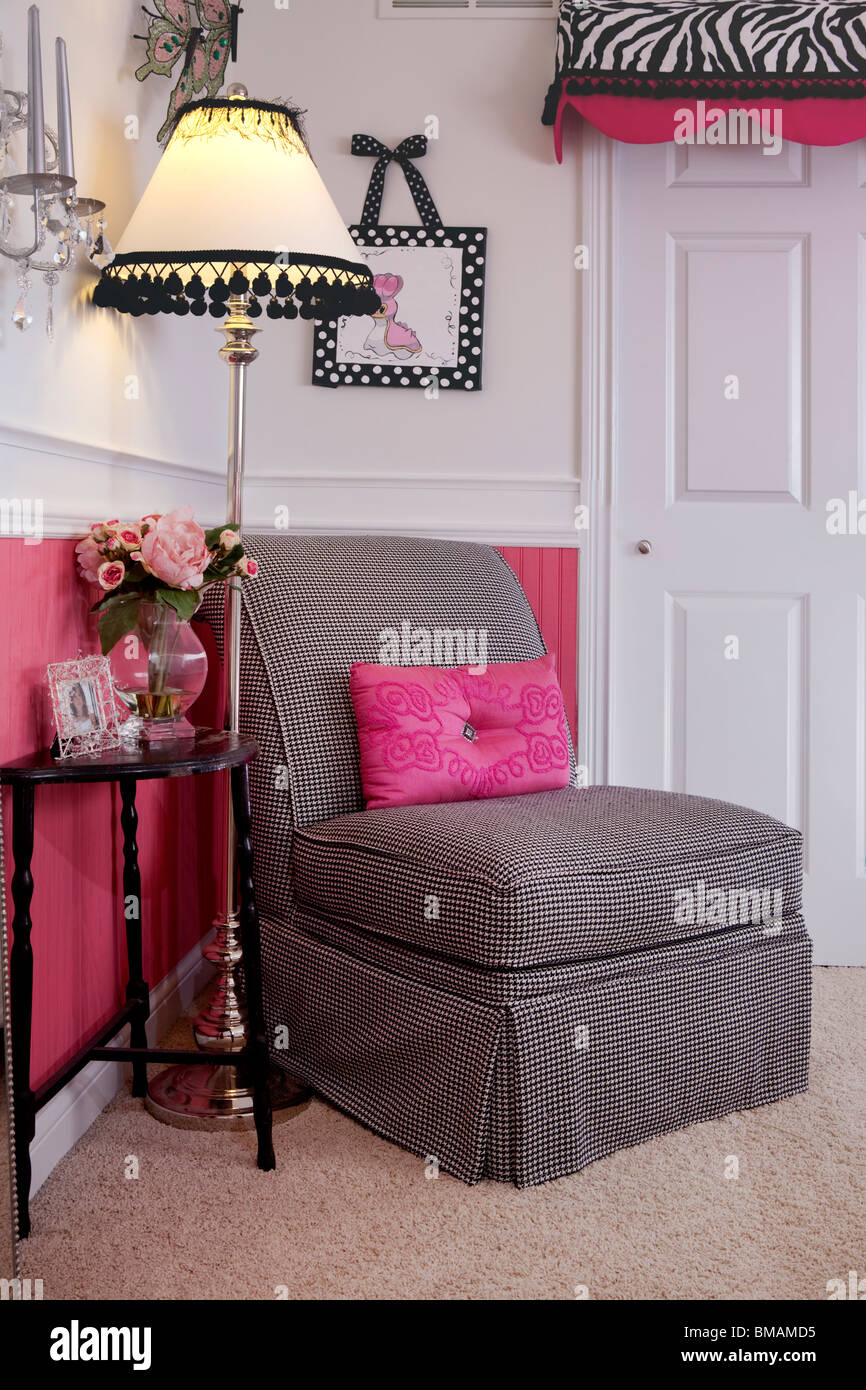 Teenager Schlafzimmer Detail im amerikanischen Haus in schwarz, weiß und  rosa Farben mit passenden Dekorationen Stockfotografie - Alamy