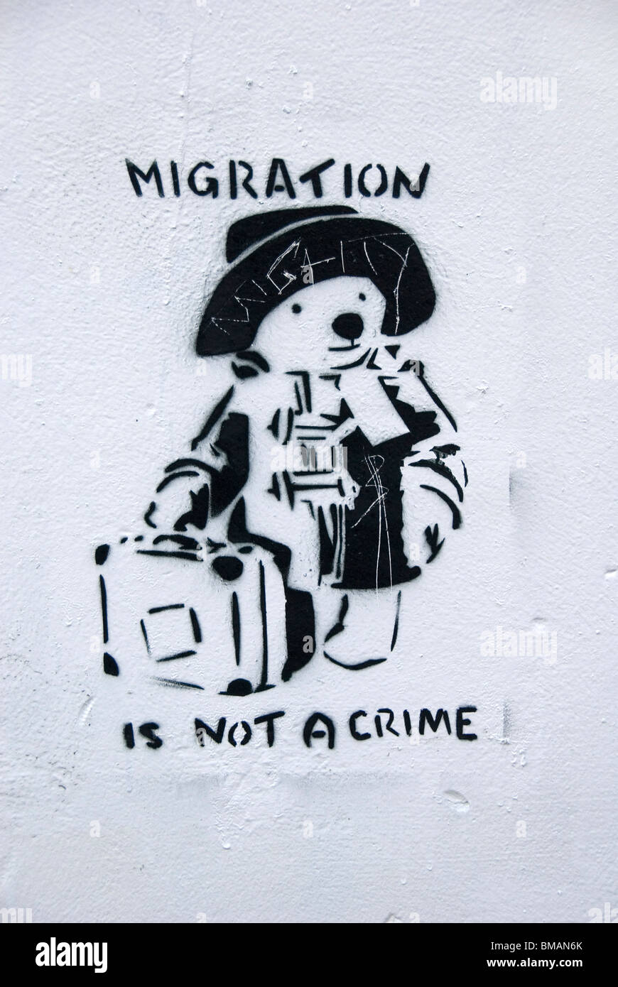 Paddington Bär, Graffiti, Slogan, Migration ist kein Verbrechen, Bristol, England, Großbritannien, Europa Stockfoto
