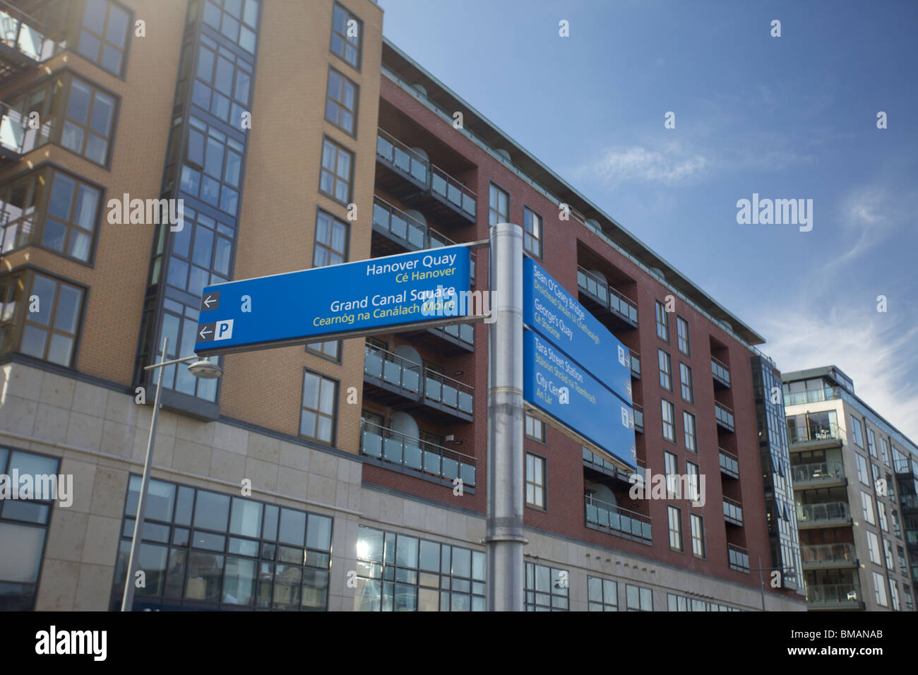 Schilder, die den Weg zu Grand Canal Square, Dublin Docklands, und Hanover Quay in Dublin Irland Stockfoto