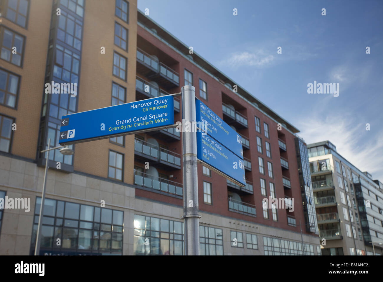 Schilder, die den Weg zu Grand Canal Square, Dublin Docklands, und Hanover Quay in Dublin Irland Stockfoto