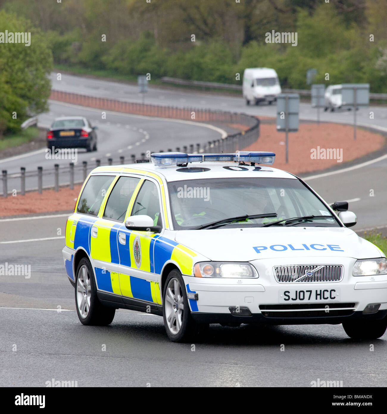Straße Verkehr Polizei-Auto Volvo auf der A75 kommen um einen Kreisverkehr in der Nähe von Dumfries Schottland, Vereinigtes Königreich Stockfoto