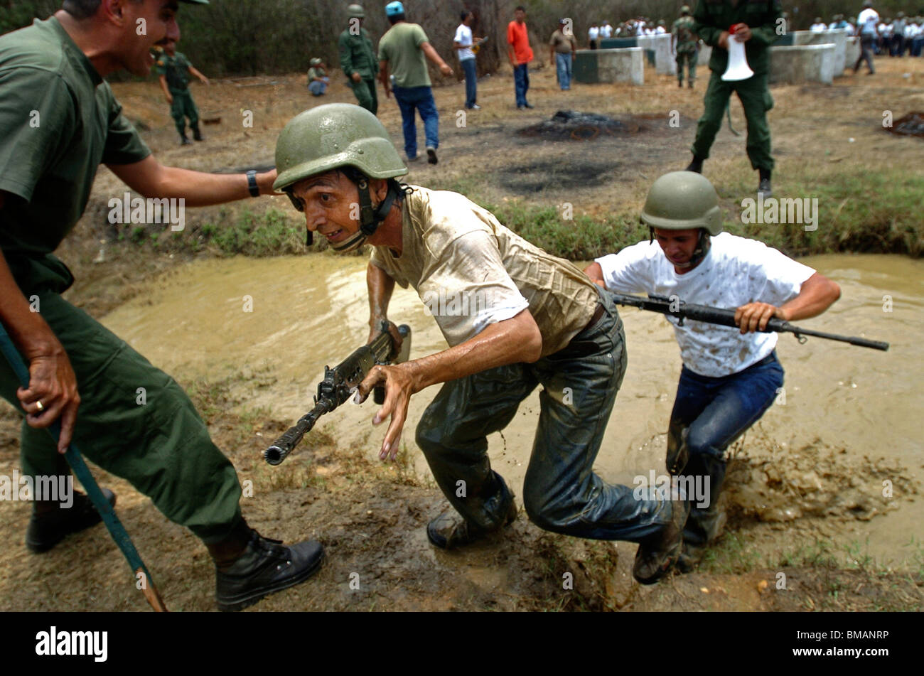 Armee Reservisten laufen durch ein Hindernis-Parcours während der militärischen Ausbildung in Charallave, Venezuela, 25. März 2006. Foto/Chico Sa Stockfoto