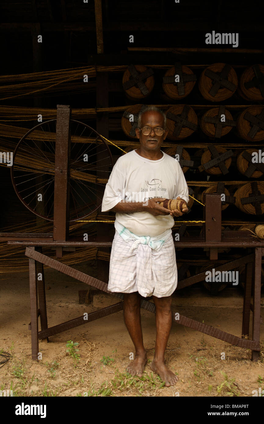 Smitha Prabha (Spitzname "Ghandi"), der Kerl macht Kokos Seil Matten für Spice Island Cruises, Kerala, Indien Stockfoto