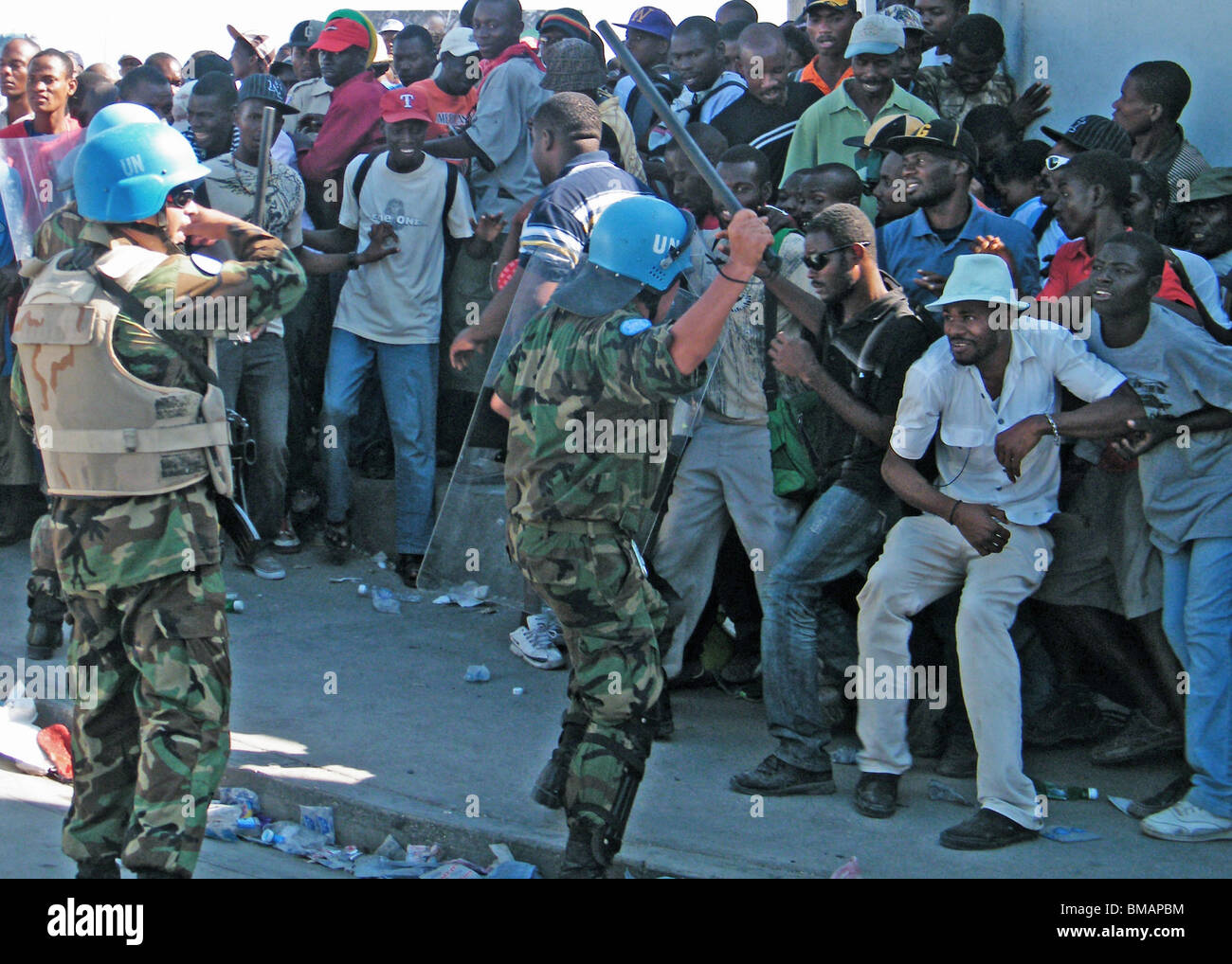 UNO-Friedenstruppen Handgemenge mit Zivilisten warten auf Hilfe in Port-au-Prince nach dem Erdbeben in Haiti Stockfoto