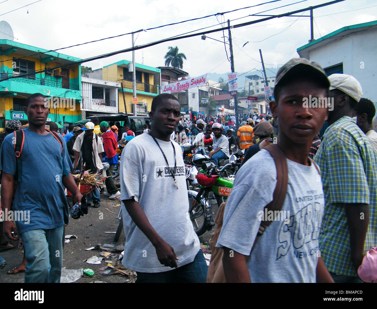 Die Menschen gehen über eine Markt-Gebäude noch intakt in Port-au-Prince nach dem Erdbeben in Haiti Stockfoto