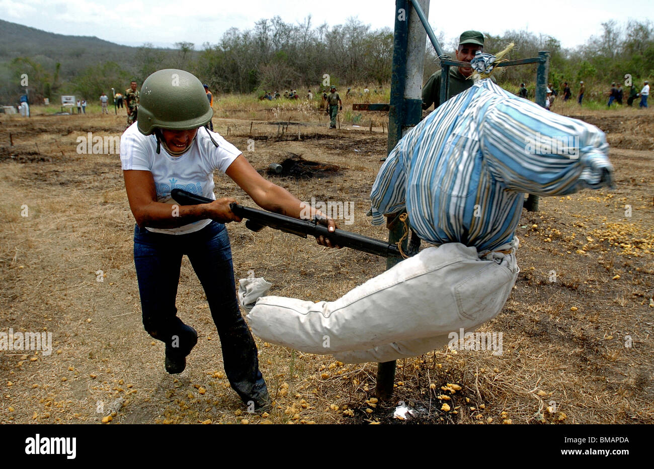 Armee Reservisten laufen durch ein Hindernis-Parcours während der militärischen Ausbildung in Charallave, Venezuela, 25. März 2006. Foto/Chico Sa Stockfoto