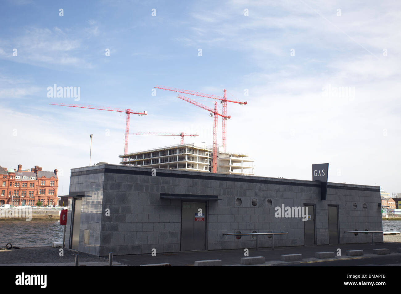 Elektrische Umspannanlage am Ufer von liffey mit Kränen in Büroblöcken an den nördlichen Kais von IFSC, Dublin, Irland Stockfoto