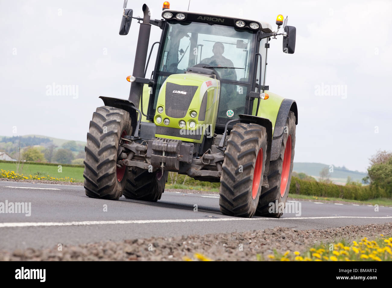 Landwirtschaftliches Fahrzeug Traktor auf der A75 in der Nähe von Castle Douglas Scotland UK Stockfoto