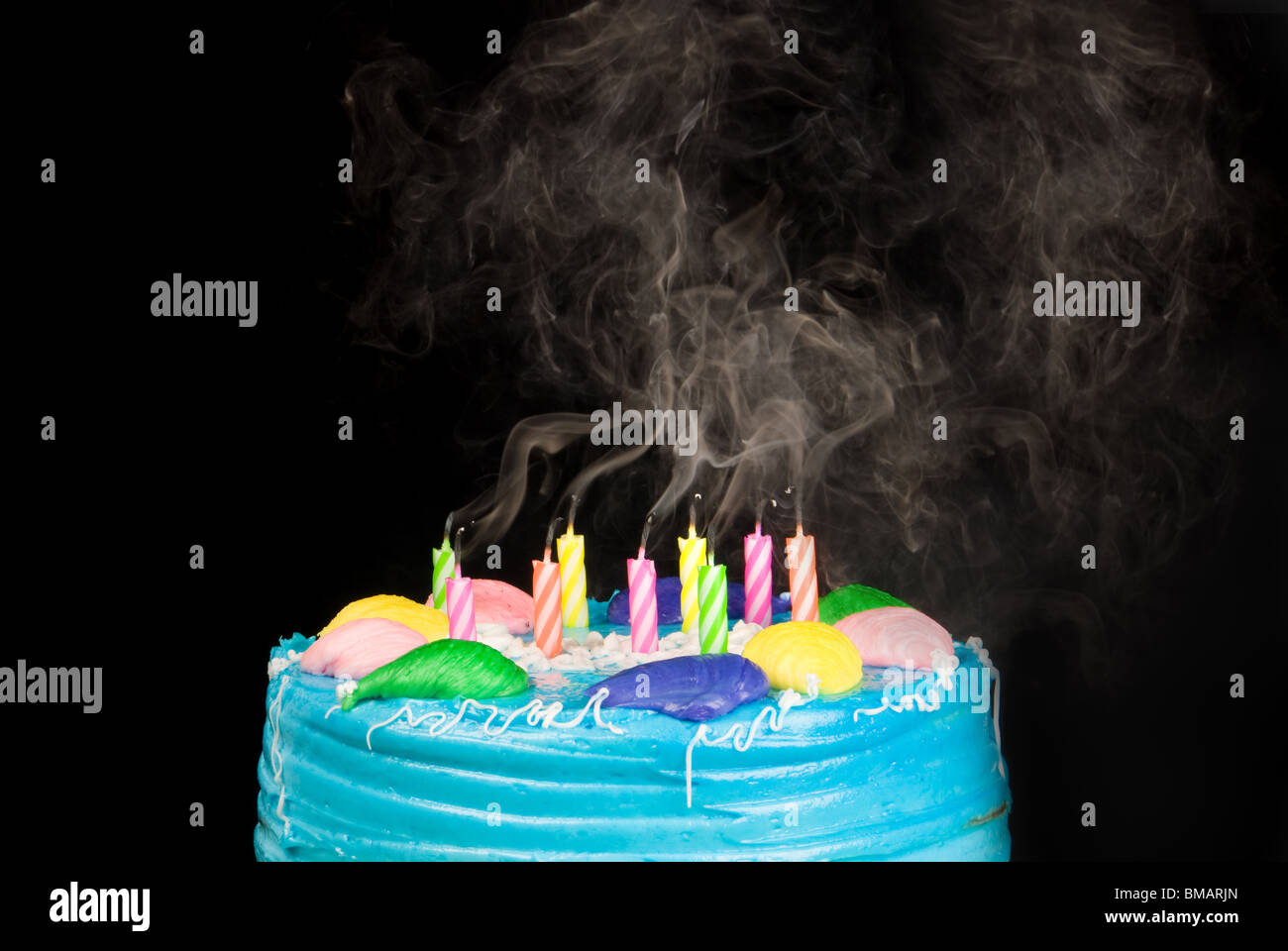 Ein blauer Eistee Kuchen mit Kerzen einfach ausgeblasen zeigt die schwimmende Rauch eine Partei Hinterlassenschaften. Stockfoto