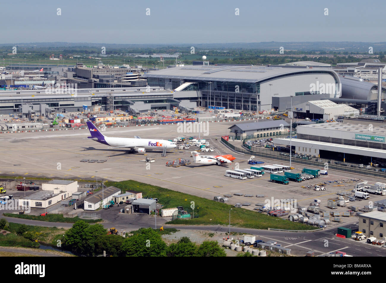 Dublin International AirportTerminals und Flugzeug steht in der