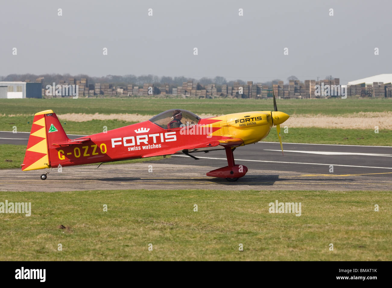 Avions Mundry CAP231 G-OZZO Rollen heraus vor Abflug am Flugplatz Sandtoft Stockfoto