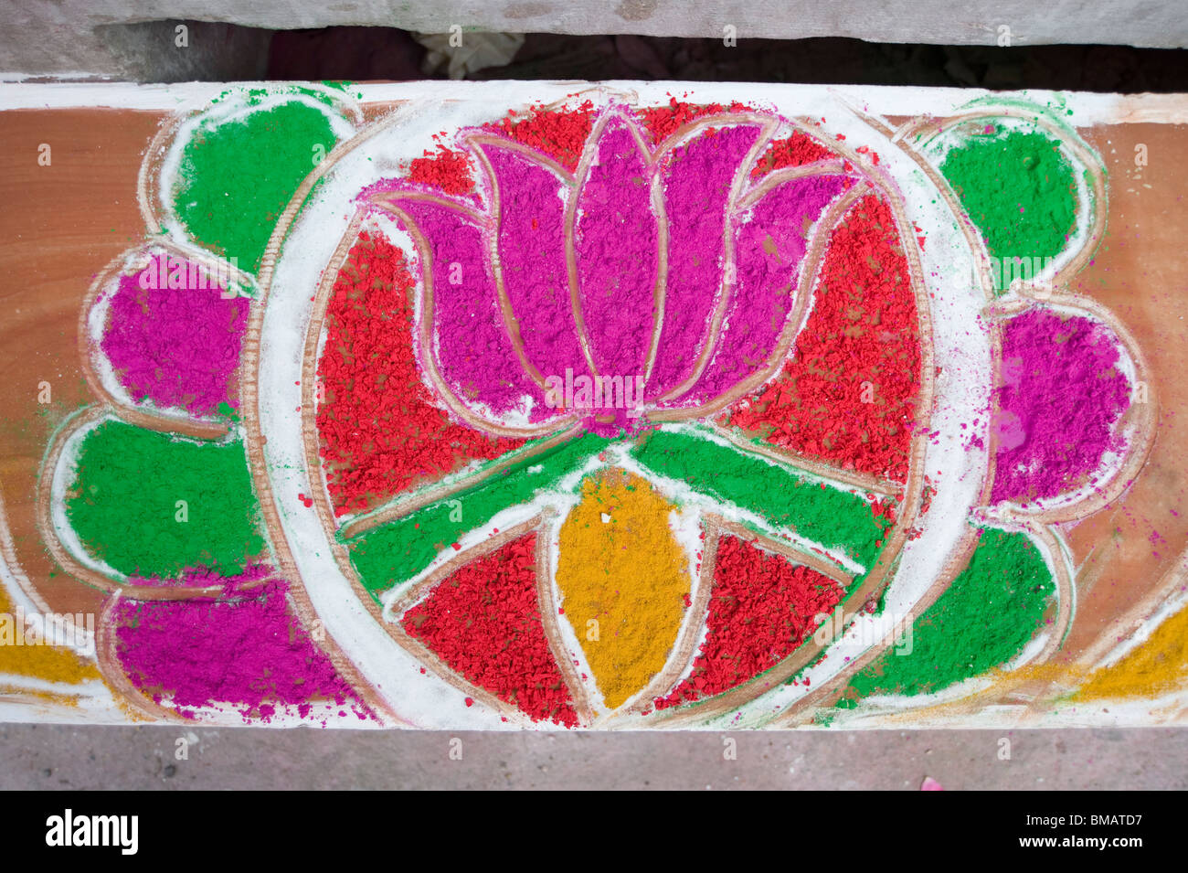 Diwali Festival Rangoli Design außen Shop, mit Farbpulver Lotus Blumenmuster machen Stockfoto