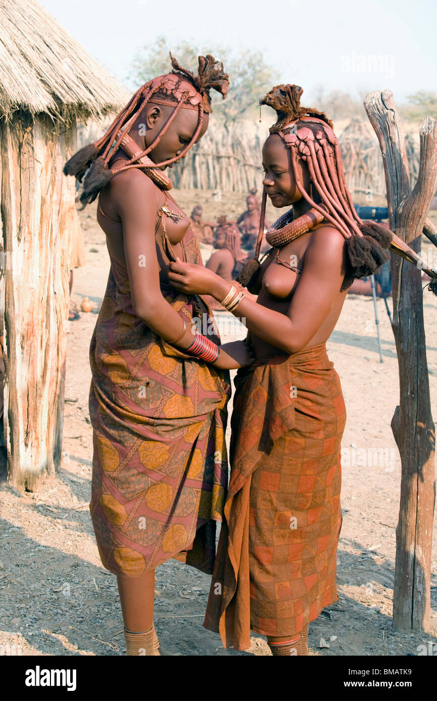 Zwei junge Mädchen des Stammes Himba, Opuwo, Namibia Stockfoto