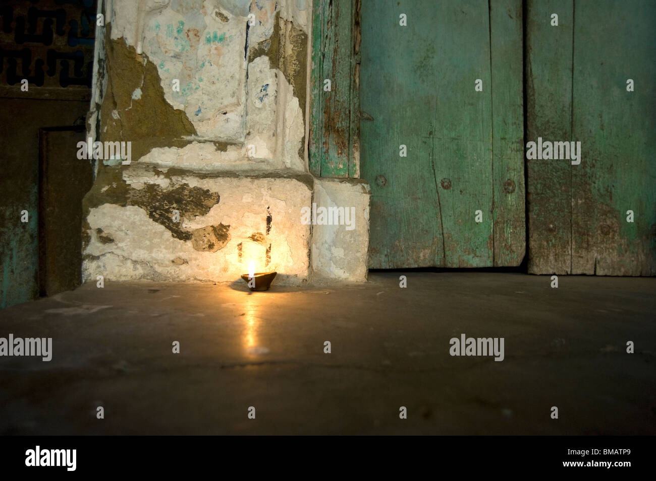 Deepak Licht am heimischen Tür am Diwali, Udaipur, Rajasthan Stockfoto