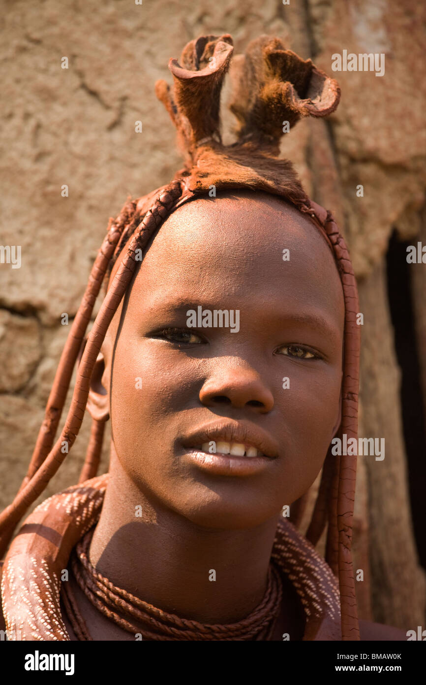 Junges Mädchen von den Himbas, Opuwo, Namibia Stockfoto
