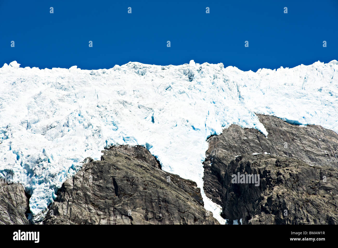 Nahaufnahme der schneebedeckten und eisigen Sandaneset-Gletscher im Nationalpark Jostedalsbreen Fjaerland Sogn Norwegen Stockfoto