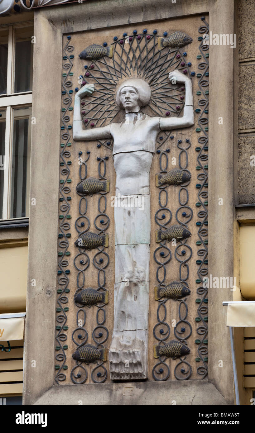 Detail der Skulptur auf der Fassade des Appartementhaus, 9 Kaprova Street, Prag, Tschechische Republik Stockfoto