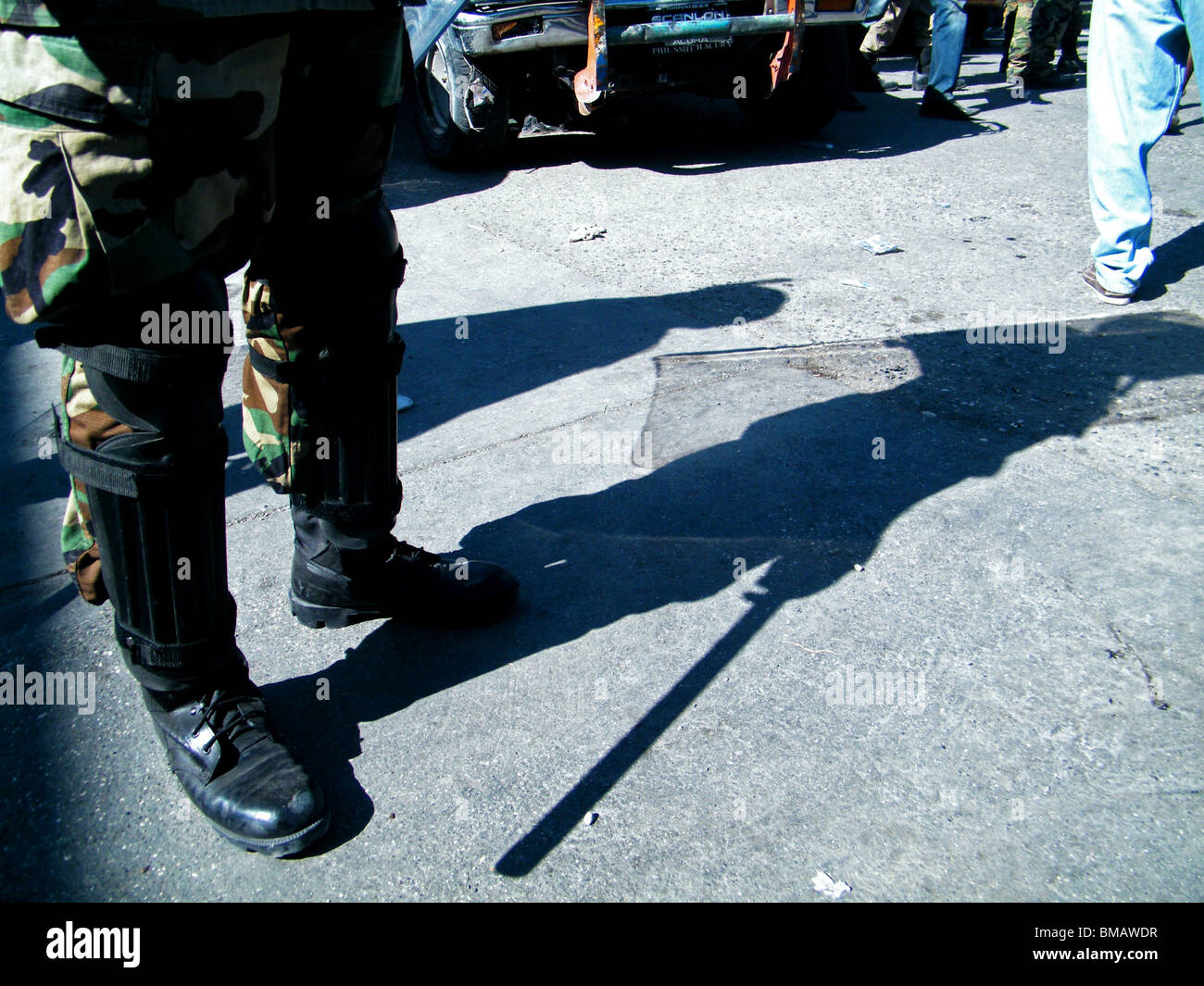 Schatten der ein UN-Peacekeeper in Port-au-Prince nach dem Erdbeben in Haiti Stockfoto