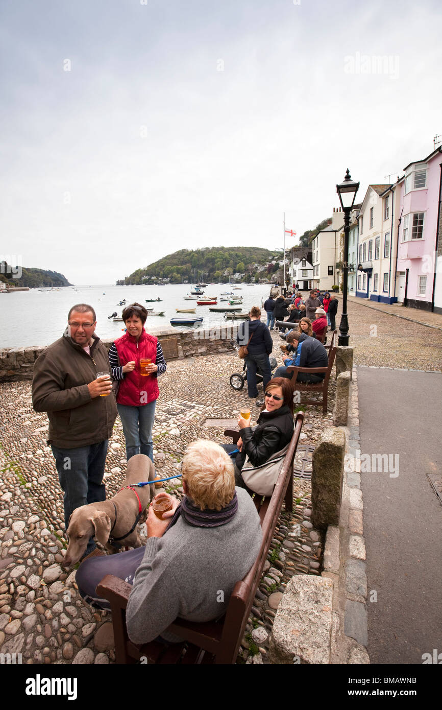 Großbritannien, England, Devon, Dartmouth, Bayard Cove, Besucher saßen auf Pilgrim Fathers Kai Bänke Stockfoto