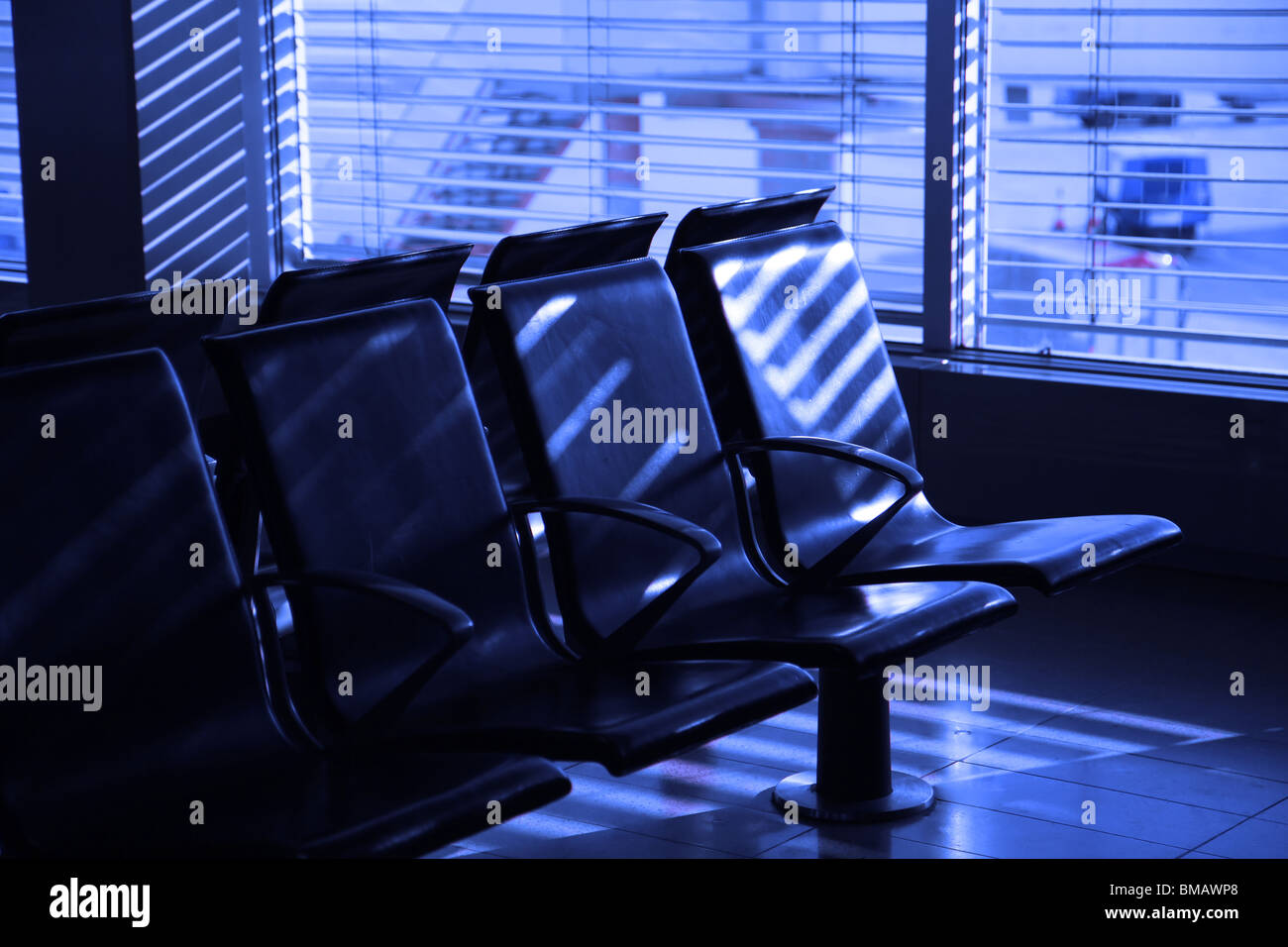 Flughafen-Stühle in einer Reihe in Blauton Stockfoto