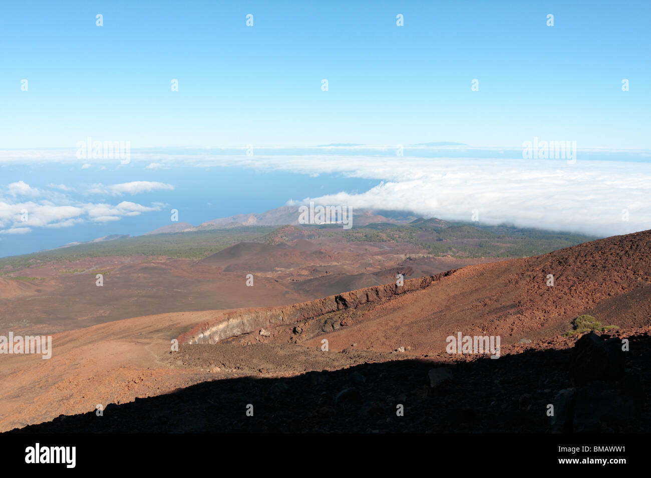 Blick vom Las Canadas del Teide Nationalpark über die vulkanische Landschaft und Wolken aus Teneriffa Kanarische Inseln Stockfoto