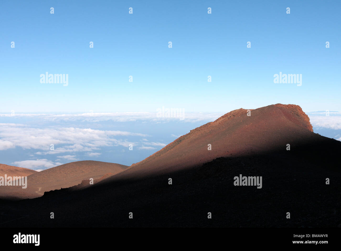 Blick vom Las Canadas del Teide Nationalpark über die vulkanische Landschaft und Wolken nach El Hierro von Es Canar Teneriffa Stockfoto