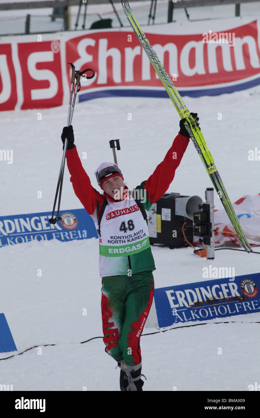 DOMRACHEVA, JUNG, ERSTER SIEG: Darya Domracheva Siegerin Medaillenzeremonie Frauen 7,5 km Sprint IBU World Cup Biathlon Kontiolahti Finnland 14. März 2010 Stockfoto