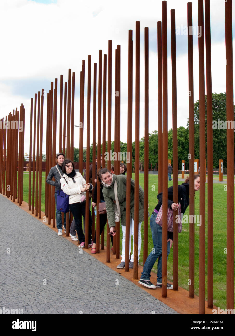 Neuer Stahl Skulptur Darstellung der Berliner Mauer am Standort der Gedenkstätte Berliner Mauer an der Bernauer Straße in Berlin-Deutschland Stockfoto