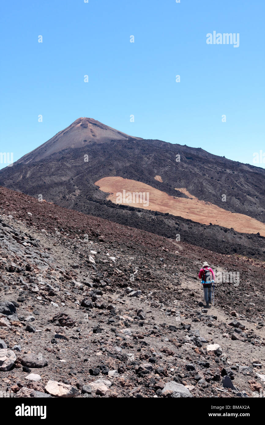 Fuß auf den Pico del Teide von Pico Viejo über die erstarrte Lavaströme aus dem Mittelalter auf Teneriffa Kanarische Inseln Stockfoto