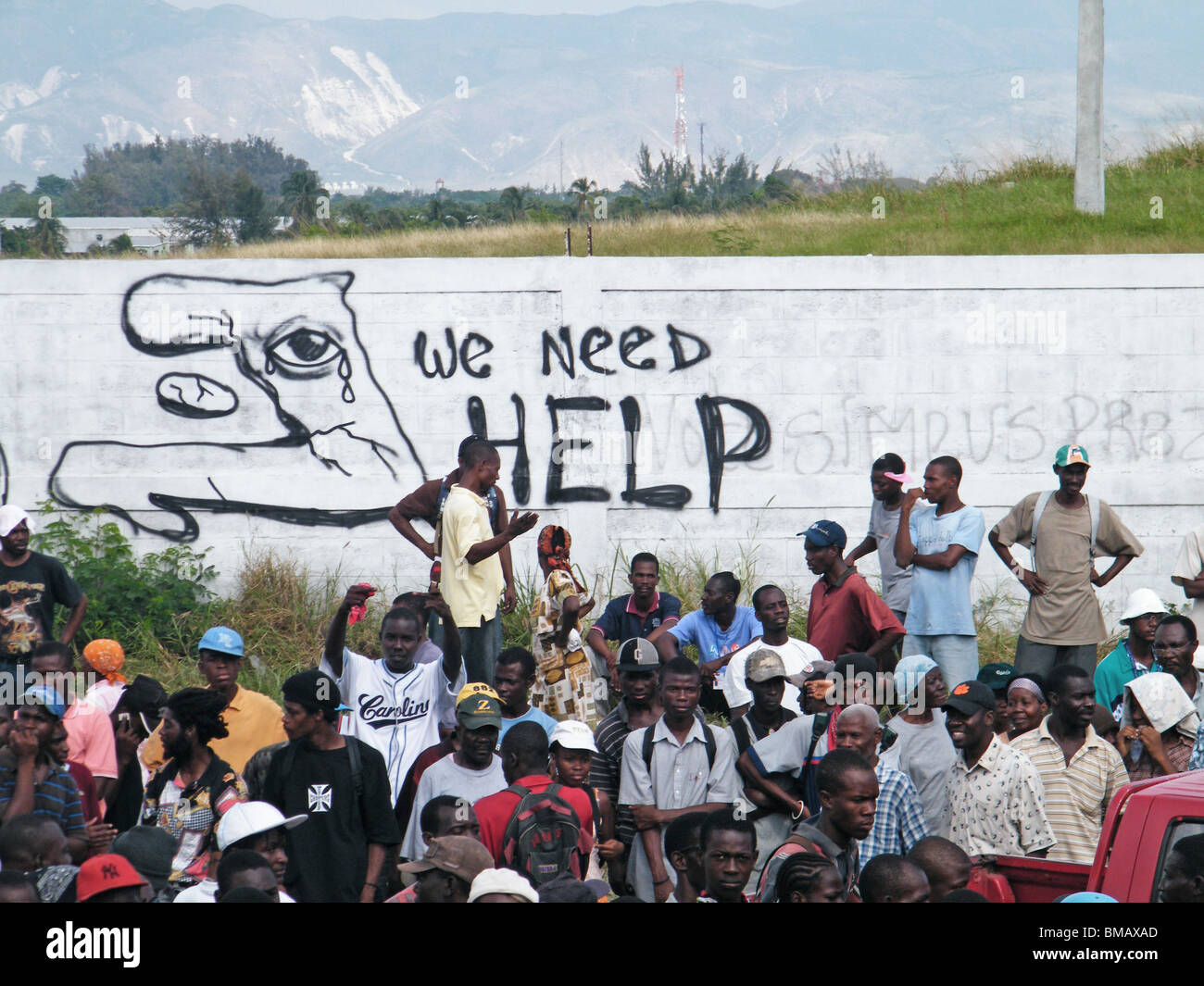 "Wir brauchen Hilfe" Graffiti an der Wand in Port-au-Prince nach dem Erdbeben in Haiti Stockfoto