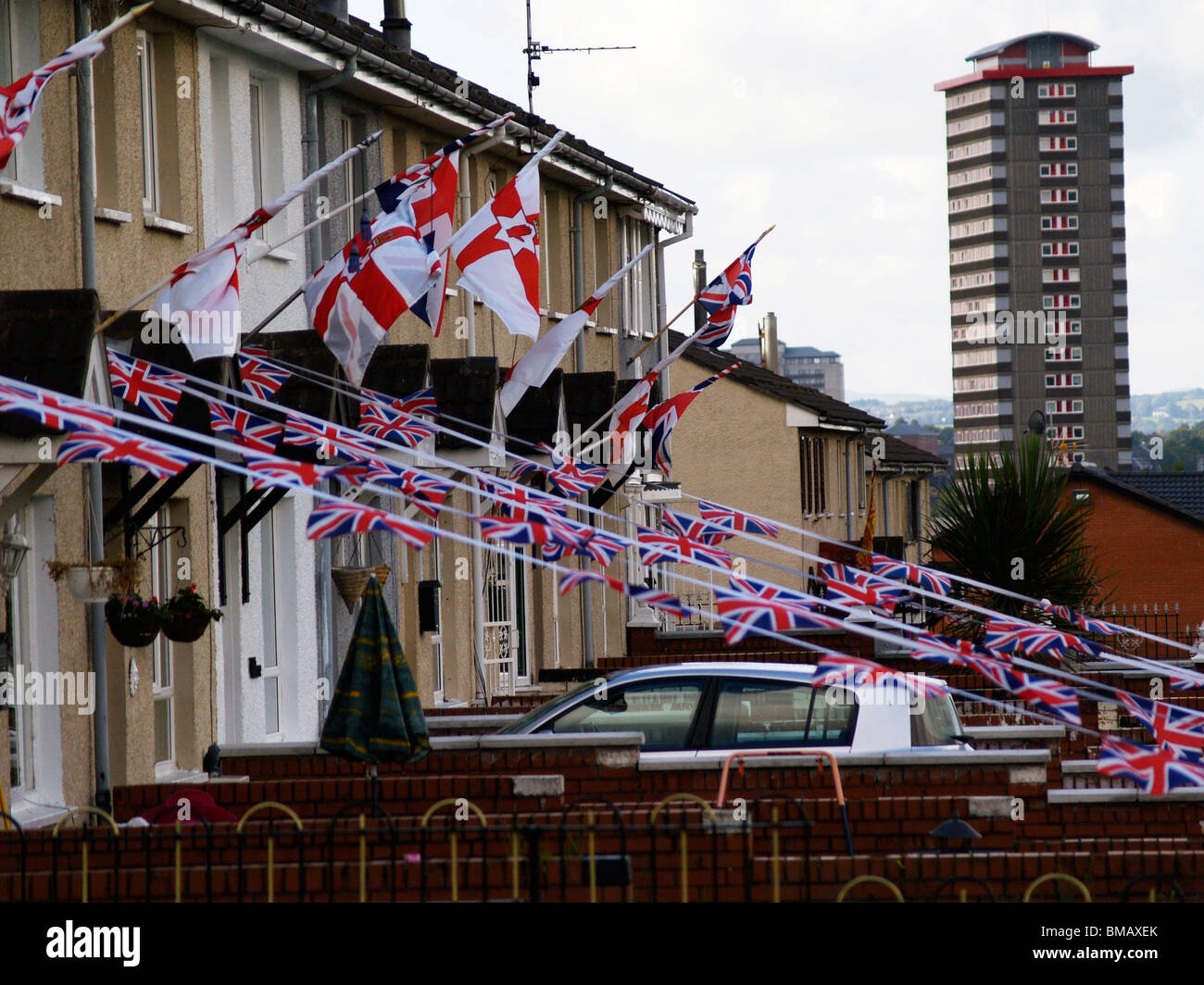 Hopewell Halbmond geschmückt niedriger Shankill Belfast mit Fahnen, 12. Juli zu feiern Orange Order Paraden. 13.07.2009 Stockfoto