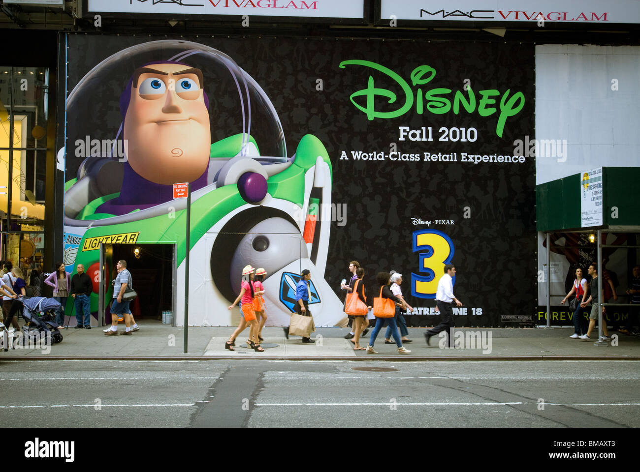 Signage kündigt die Ankunft eines neuen Disney-Store am Times Square in New York Stockfoto