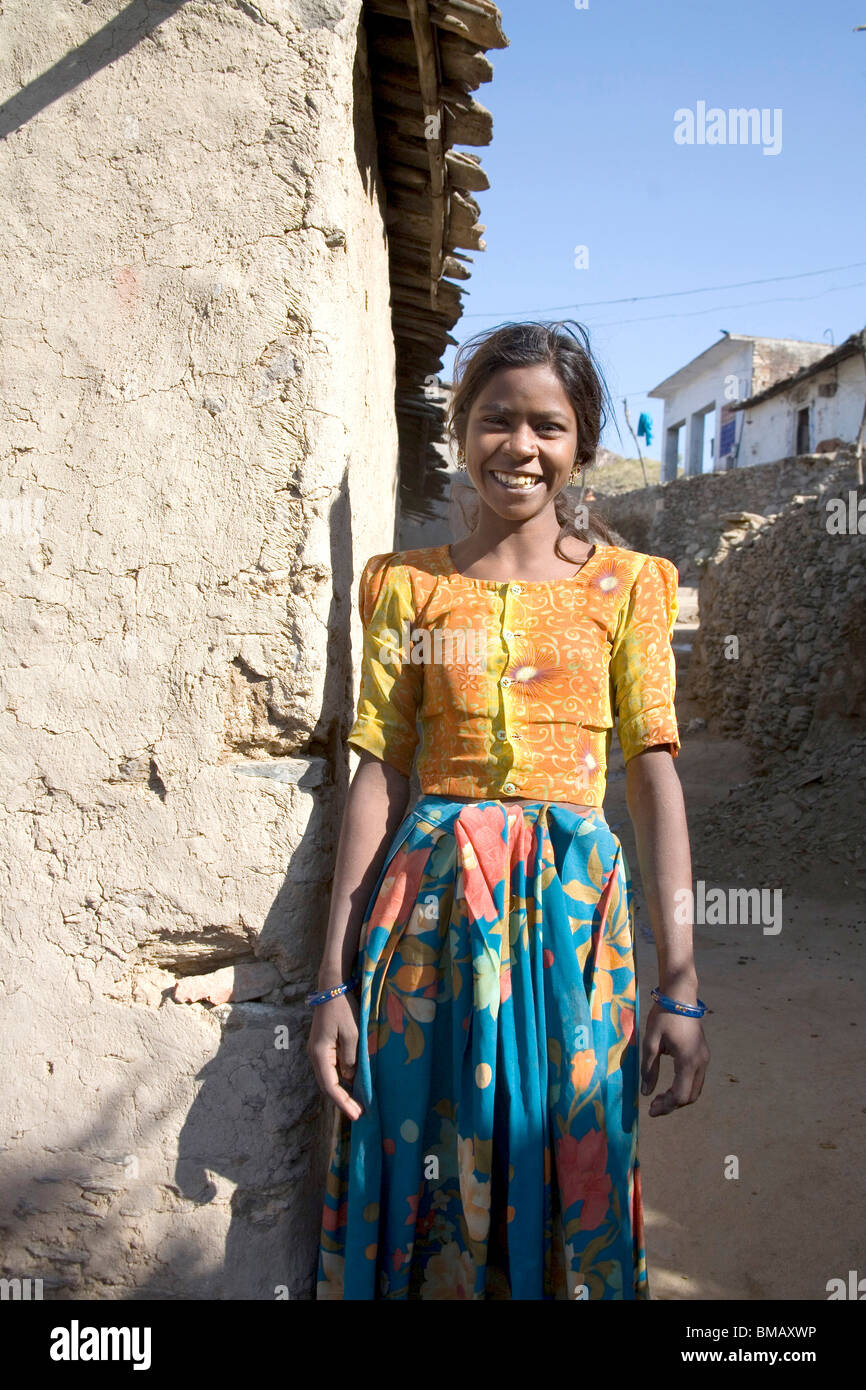 Ländliche Mädchen Lachen Indianerinnen Kostüm tragen; Bhil Basti; Dorf  Dilwara; Udaipur; Rajasthan; Indien Stockfotografie - Alamy