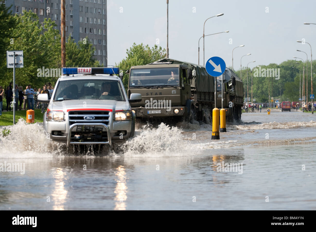 Hochwasser in Breslau, Kozanow 2010, LKW Fahrt durchs Wasser Stockfoto