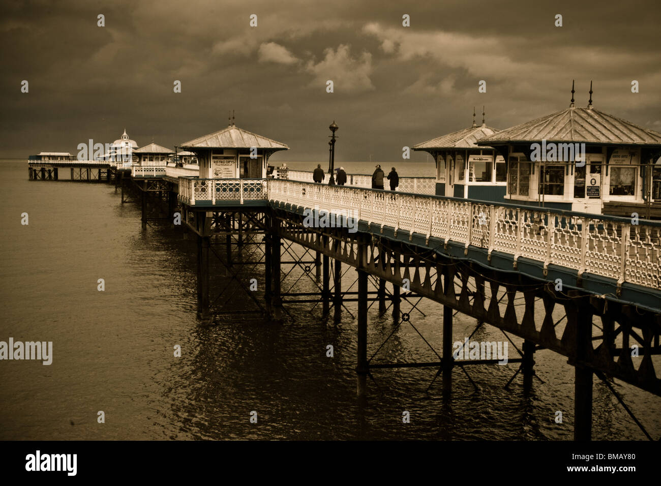 Llandudno Pier in Wales an einem Wintertag, walisische Badeort, alten Stil fotografieren Stockfoto