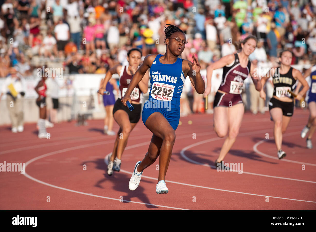 Konkurrenten in der Mädchen-200-Meter-Lauf biegen die Ecke, während das Finale bei der Texas State High School Track treffen in Austin Stockfoto