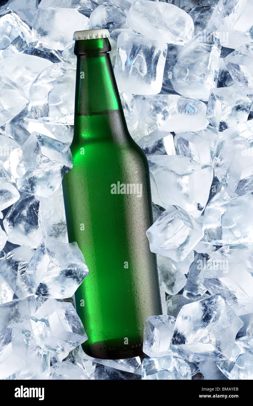 Flasche Bier auf Eis Stockfoto