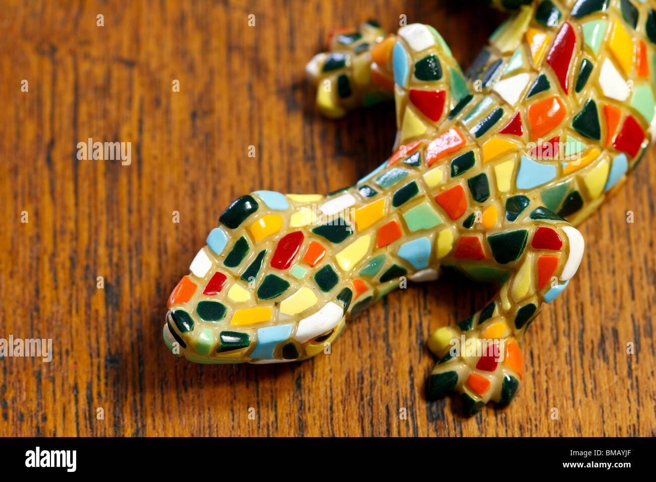 Miniatur-Gaudi-Eidechse machte der Keramik Mosaikfliesen Stockfoto