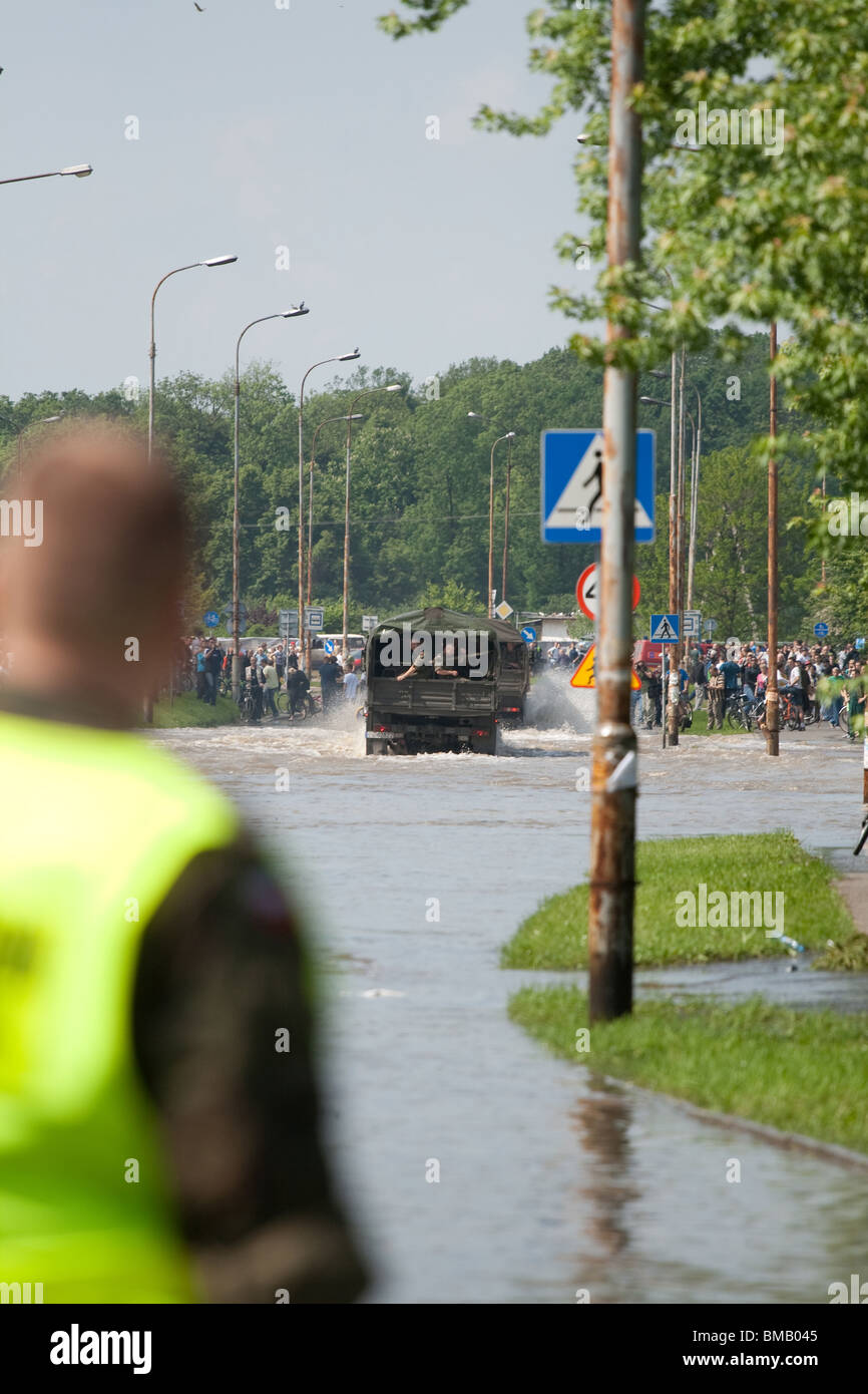 Hochwasser in Breslau, Kozanow 2010, LKW Fahrt durchs Wasser Stockfoto