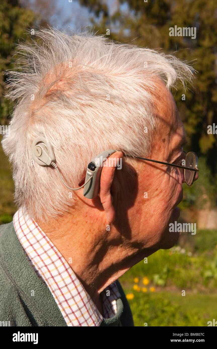 Ein MODEL Release Bild eines älteren Mannes mit seinem Cochlea-Implantat-Hörgerät in England, Großbritannien, Uk Stockfoto