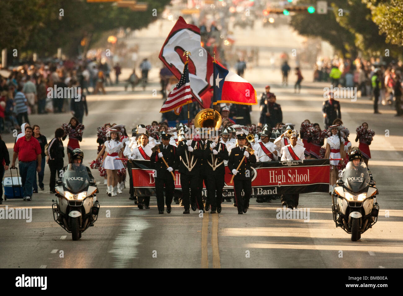 Militärische Color Guard und Gymnasium Blaskapelle während der jährlichen Veterans Day parade in der Innenstadt von Austin, Texas, USA Stockfoto
