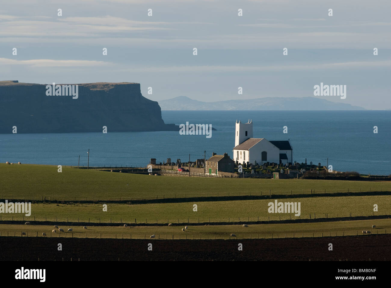 Ballintoy Kirche und Benbane Leiter der Küste von North Antrim, Nordirland. Stockfoto