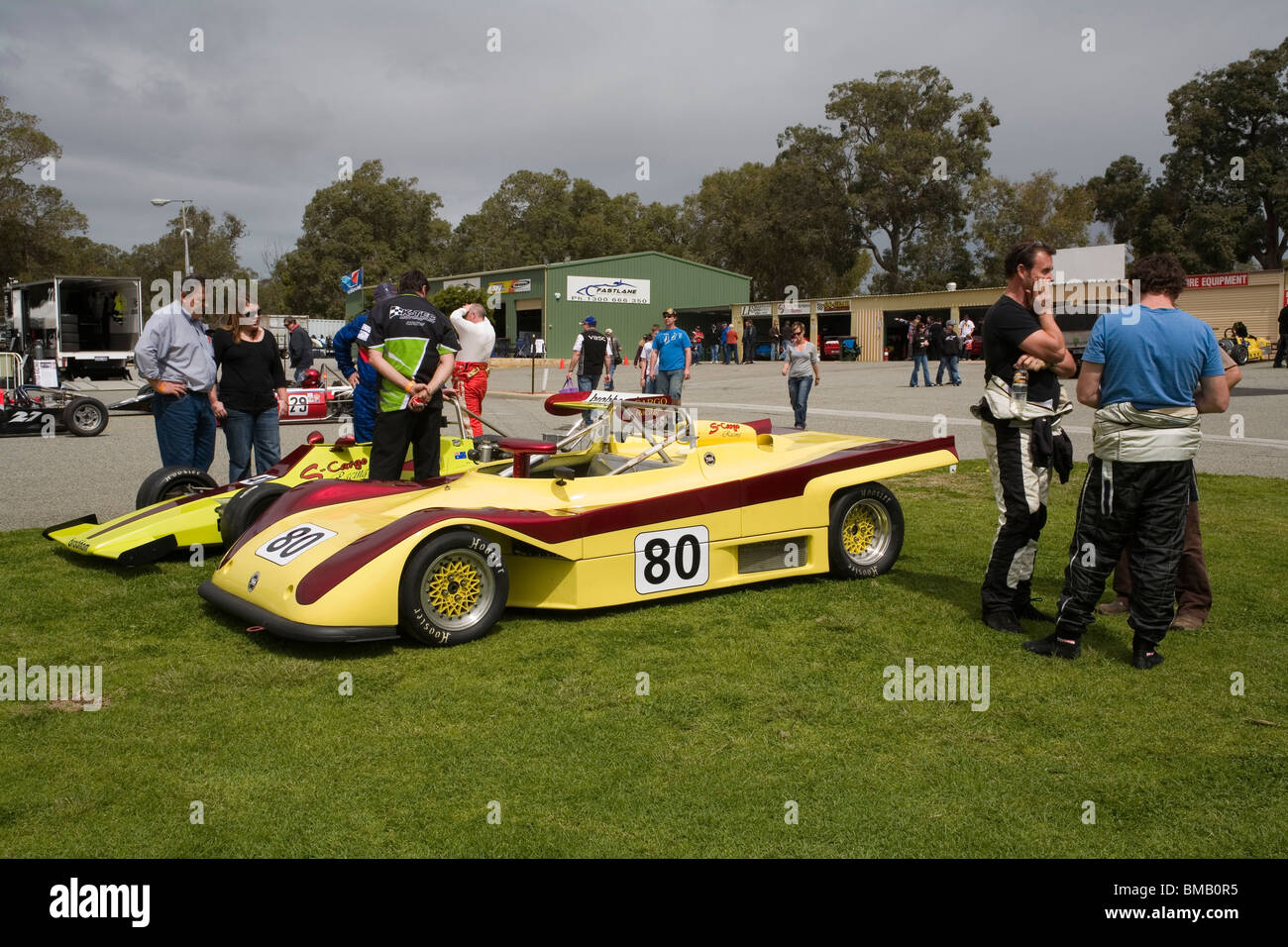 Historische Rennwagen auf dem Display in den Gruben bei einem australischen Auto Rennen treffen Stockfoto