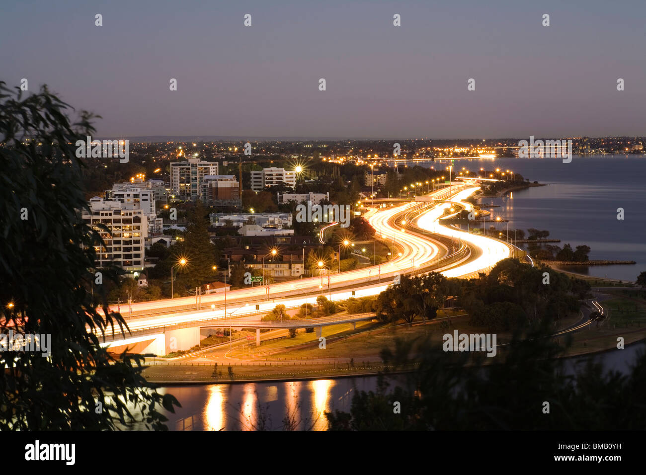 Lichtspuren auf dem Kwinana Freeway Süden über die Narrows Bridge und aus der CBD. Perth, Western Australia, Australia Stockfoto