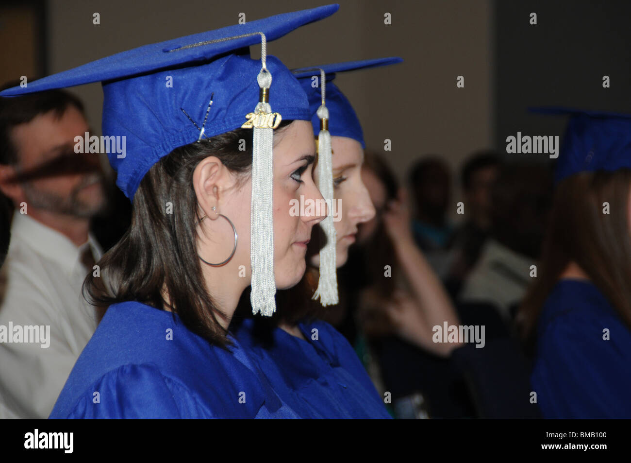 zwei Mädchen warten, um ihr Abitur an einer Abschlussfeier für Heimat geschulte Absolventen erhalten Stockfoto