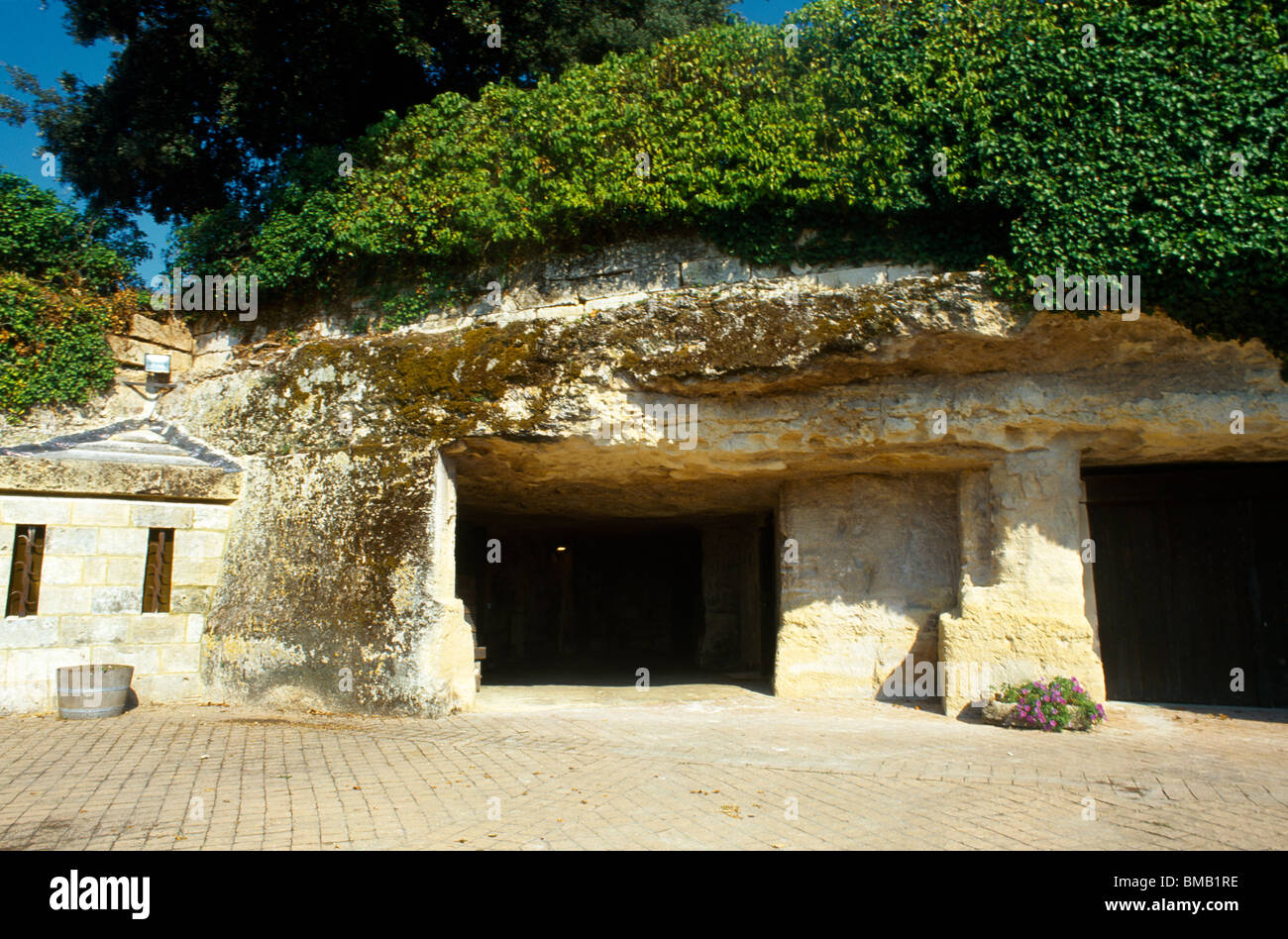 St. Emilion Frankreich Chateau Franc Mayne Höhlen wo sie die Fässer Wein halten Stockfoto